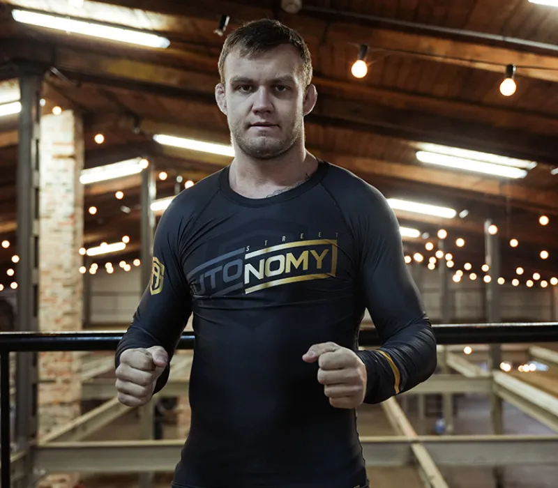 rashguard_long_street_aut_0.webp Męskie Street Autonomy Męskie>RASHGUARD LONG RECTA BLACK/GOLD 2022