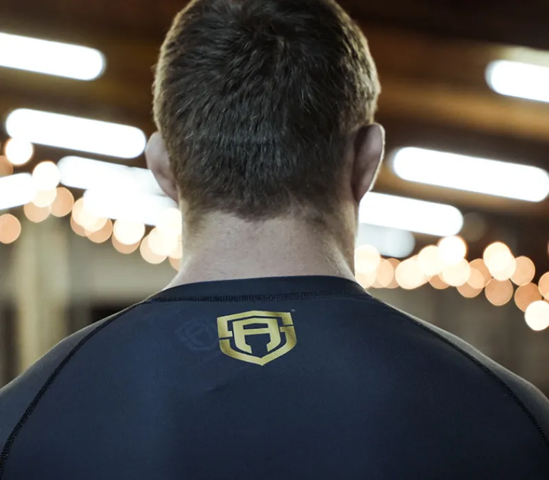 rashguard_long_street_aut_1.webp Męskie Street Autonomy Męskie>RASHGUARD LONG RECTA BLACK/GOLD 2022