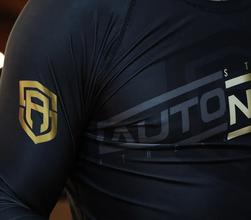 rashguard_long_street_aut_2.webp Męskie Street Autonomy Męskie>RASHGUARD LONG RECTA BLACK/GOLD 2022